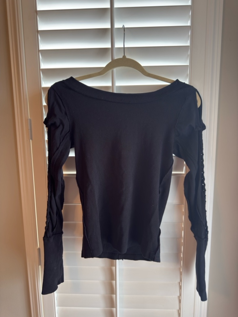 We The Free Black Long Sleeve Cold-Shoulder Ribbed Top Size Small NWOT
